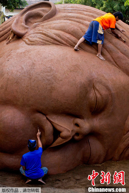 巨型婴孩头部雕塑